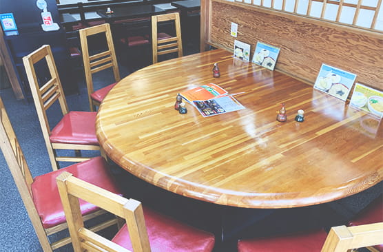一人掛けの椅子が配置された中央のビッグテーブル