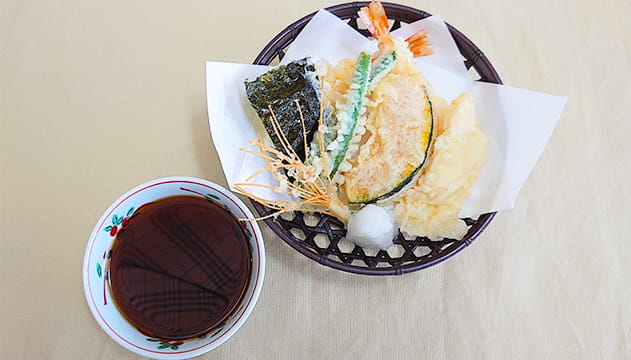 えびやかぼちゃ、白身魚など豊富な種類の素材を使った天ぷらの盛合わせ