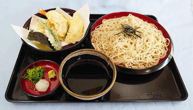 専用のお皿に盛り付けたざるそばと種類豊富な天ぷらがセットになった天ざる