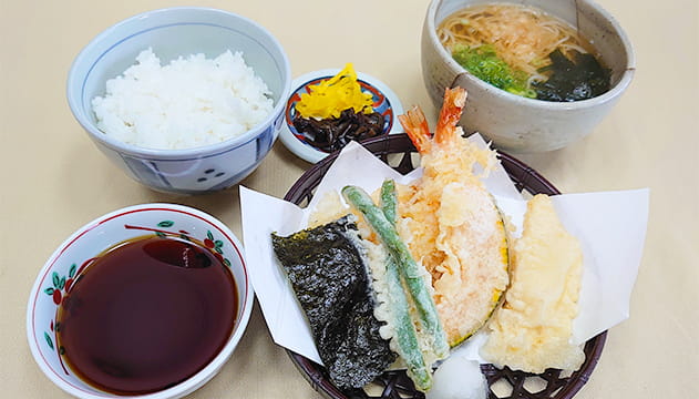 種類豊富な天ぷらと温かいそば、白ご飯がセットになった天ぷら定食